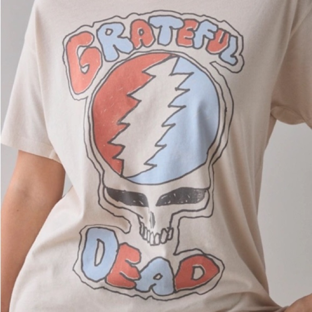 Daydreamer Grateful Graphic Tee in Red and Blue